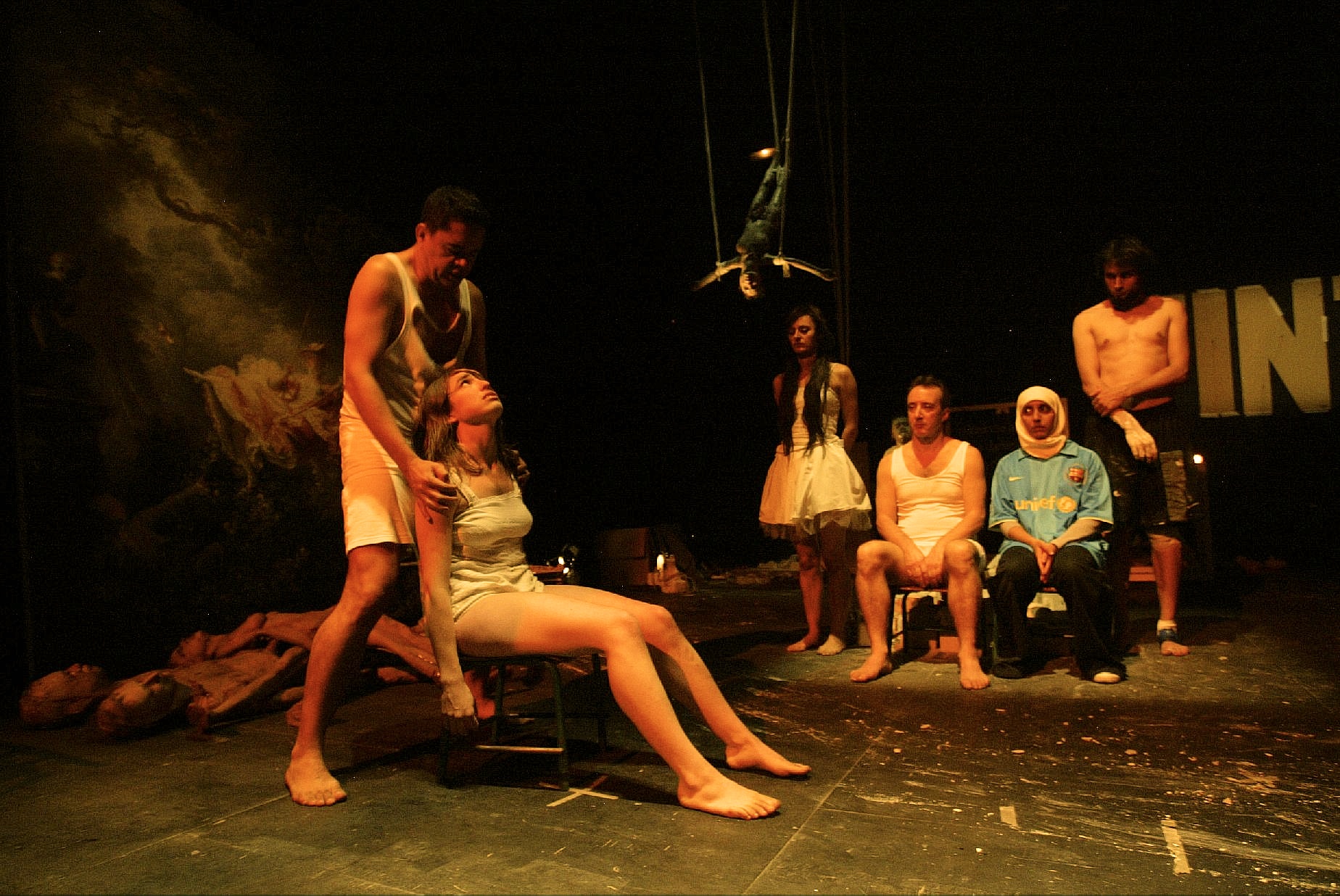 Perro muerto en tintorería. Los fuertes