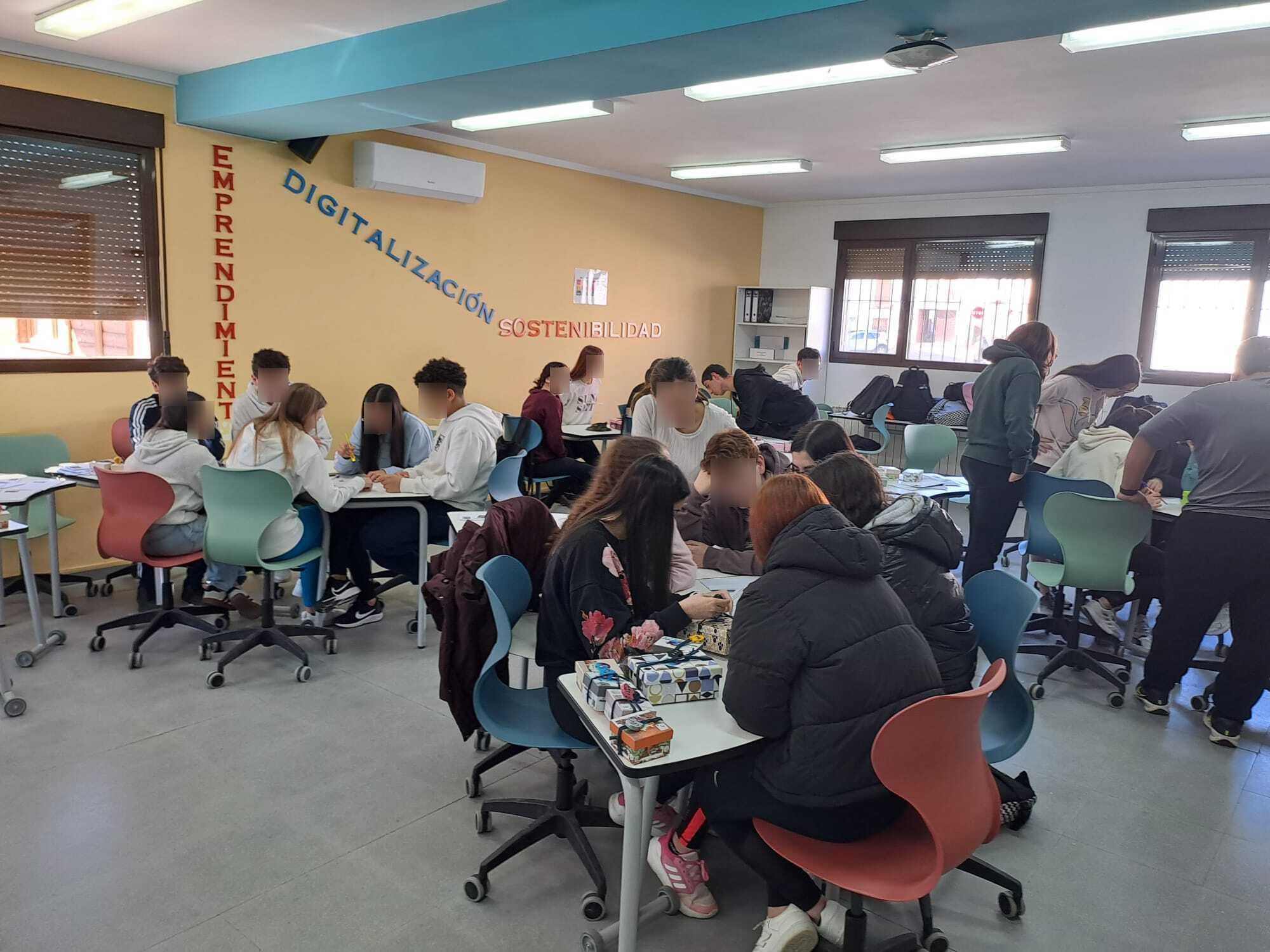 El escape room en marcha con el alumnado del IES Antonio Calvín.