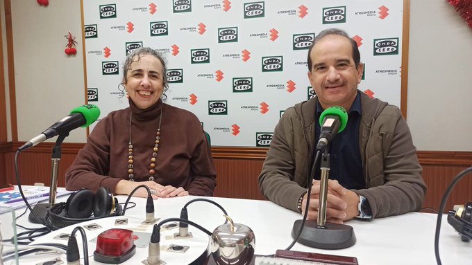 Los profesores Carmen Lacave y Miguel Ángel Redondo en los estudios de Onda Cero