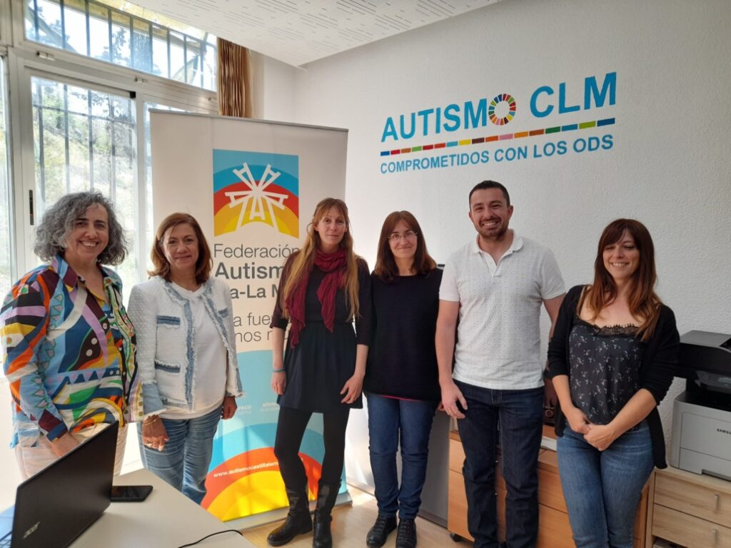 Miembros del grupo CHICO y de la Federación de Autismo de Castilla-La Mancha en la sede de la federación