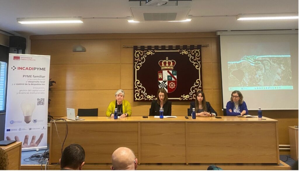 Mesa redonda “Las dinámicas instituciones y el arraigo en el territorio”