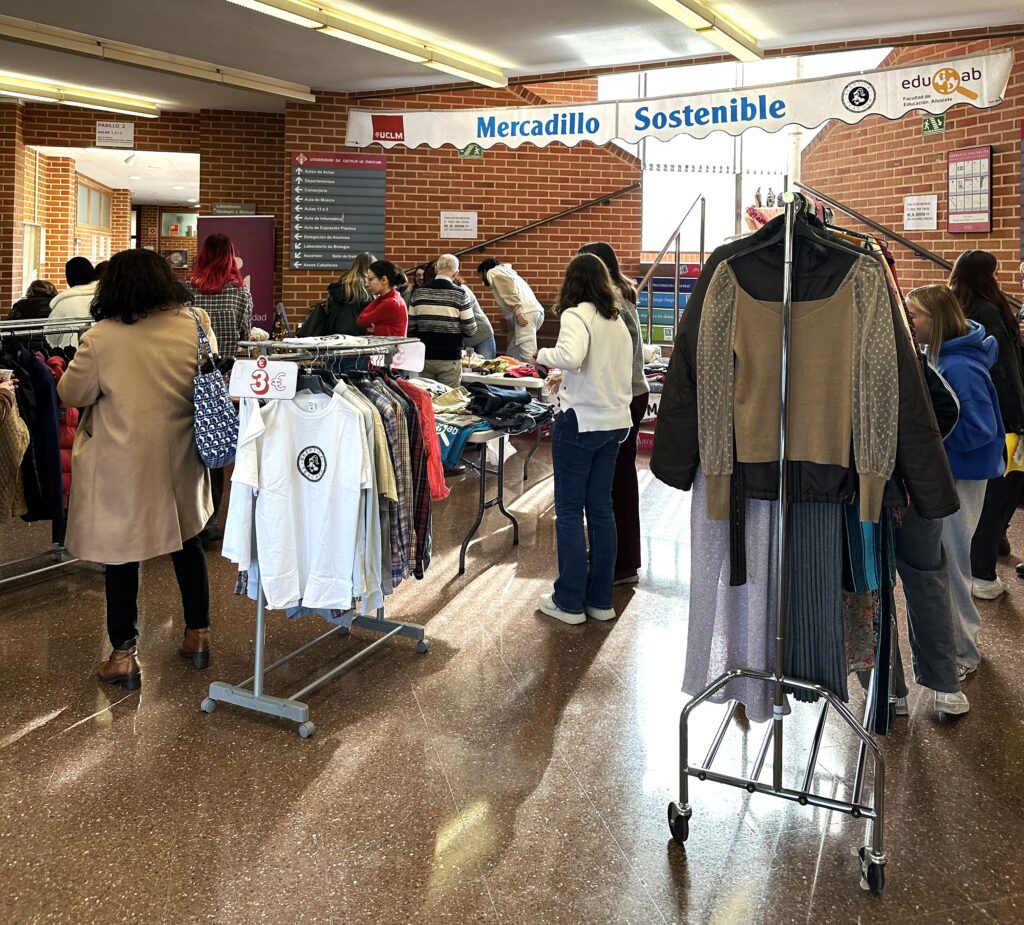 Momento del mercadillo en la Facultad de Educación