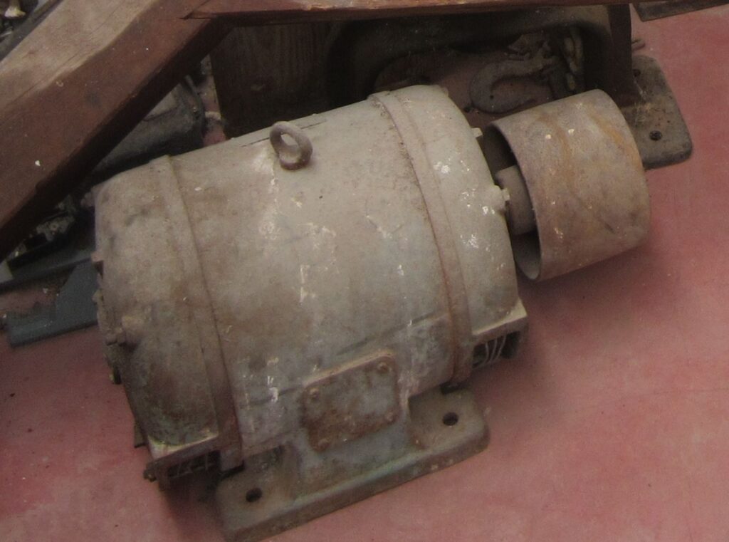 Motor eléctrico del molino. Foto tomada en el almacén de la EIMIA antes de su montaje.