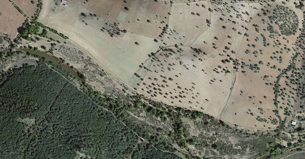 Vista aérea de El Molino donde se aprecia perfectamente la traza del caz